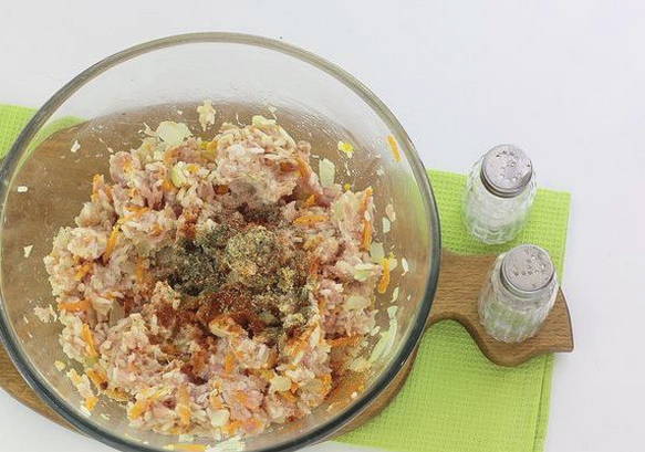 Классические фаршированные перцы с фаршем и рисом в кастрюле