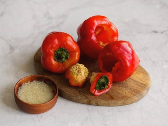 Классические фаршированные перцы с фаршем и рисом в кастрюле