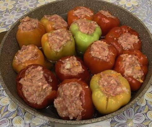 Классические фаршированные перцы с фаршем и рисом в кастрюле