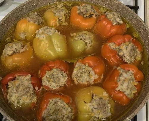 Классические фаршированные перцы с фаршем и рисом в кастрюле