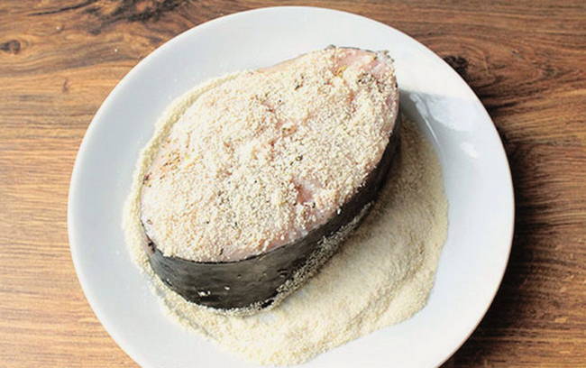 Жареный сом на сковороде Жареный сом на сковороде