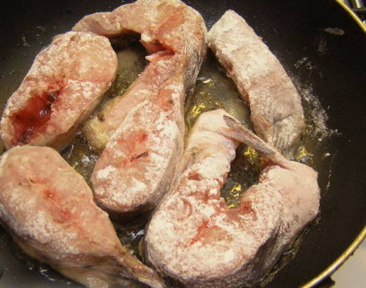 Жареный сом на сковороде Жареный сом на сковороде