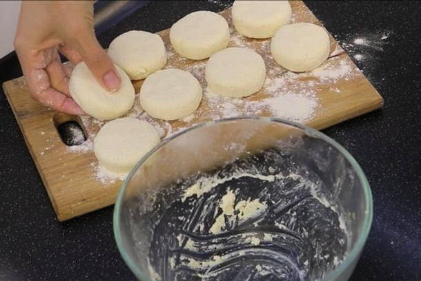 Сырники без муки с манкой на сковороде