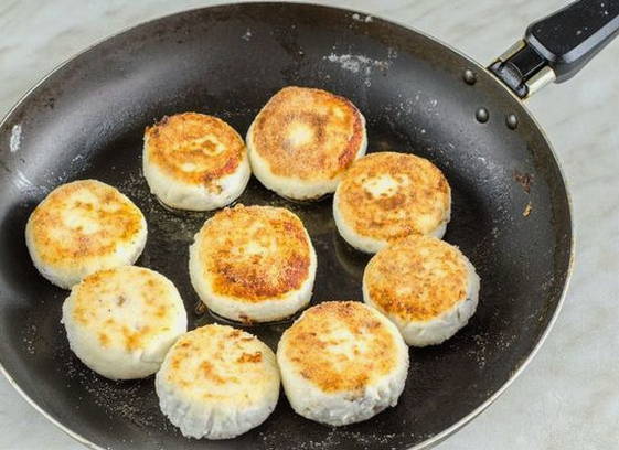 Сырники без муки с манкой на сковороде