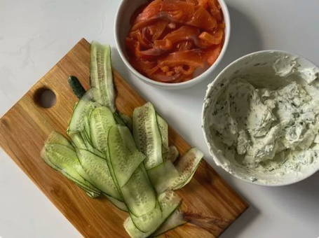 Кабачковый рулет с творожным сыром и красной рыбой Кабачковый рулет с творожным сыром и красной рыбой