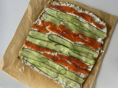 Кабачковый рулет с творожным сыром и красной рыбой Кабачковый рулет с творожным сыром и красной рыбой