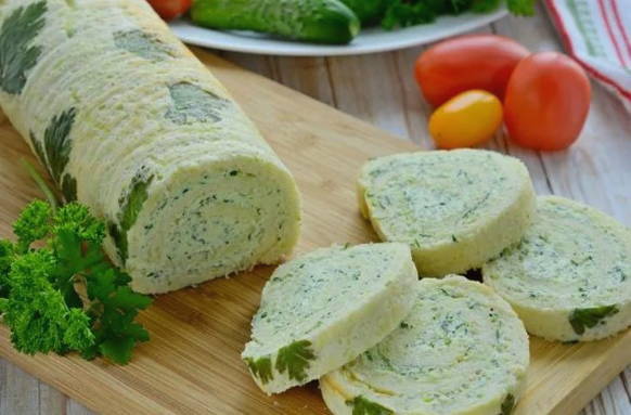 Рулет из кабачков с творожным сыром