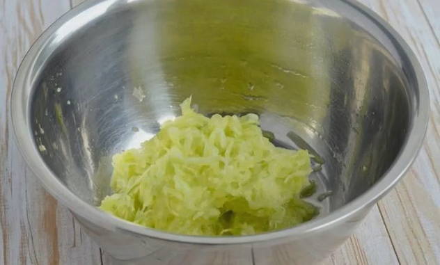 Рулет из кабачков с творожным сыром