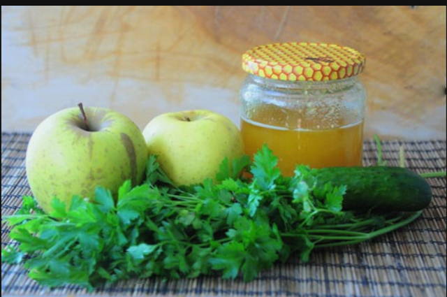 Смузи с яблоком, огурцом и петрушкой