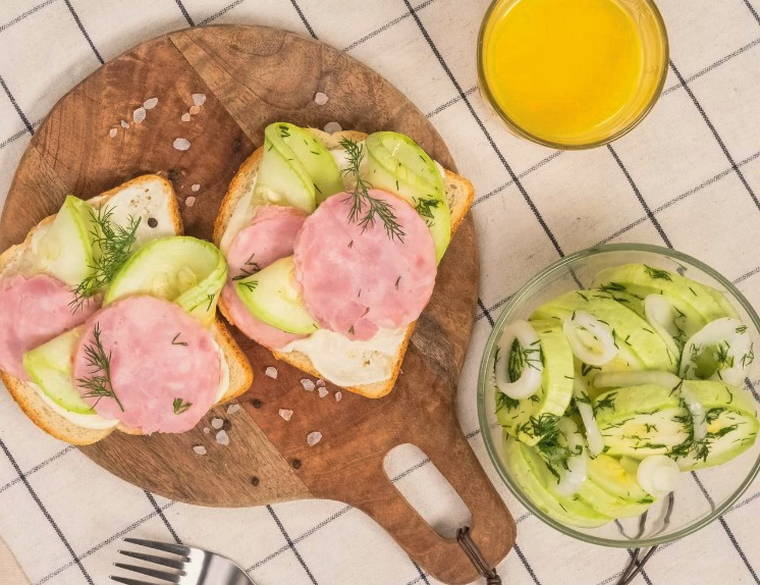 Малосольные кабачки с чесноком и укропом быстрого приготовления