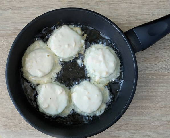 Кабачки в кляре с чесноком, сыром и яйцом на сковороде