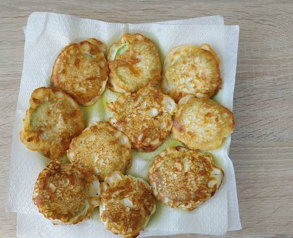 Кабачки в кляре с чесноком, сыром и яйцом на сковороде