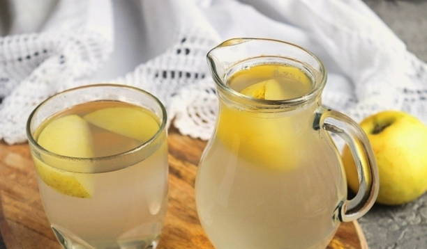 Компот из свежих яблок в кастрюле