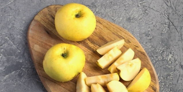 Компот из свежих яблок в кастрюле Компот из свежих яблок в кастрюле