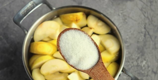 Компот из свежих яблок в кастрюле Компот из свежих яблок в кастрюле