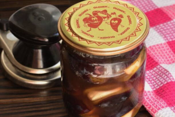 Маринованная слива с чесноком на зиму