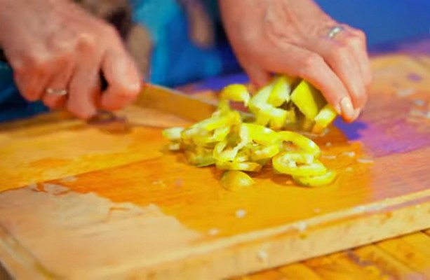 Донской салат с огурцами, помидорами, болгарским перцем и луком со стерилизацией на зиму