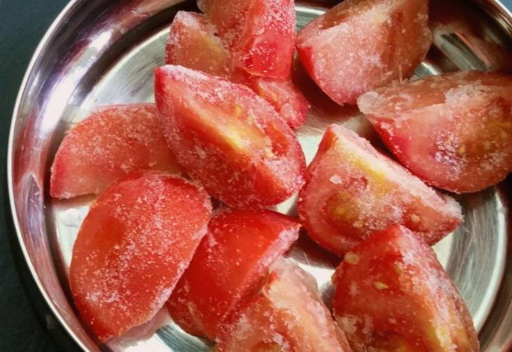 Как заморозить свежие помидоры на зиму в морозилке