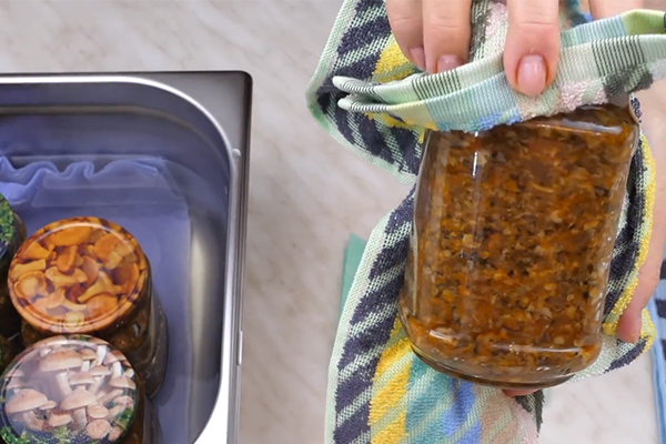 Грибная икра с помидорами и чесноком