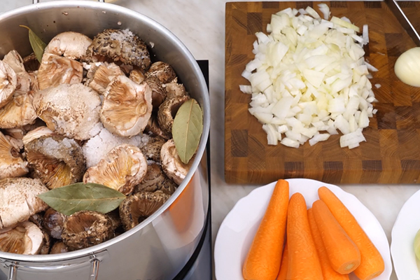 Грибная икра с помидорами и чесноком Грибная икра с помидорами и чесноком