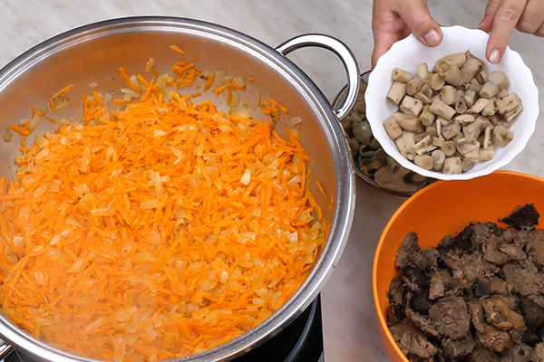 Грибная икра с помидорами и чесноком Грибная икра с помидорами и чесноком