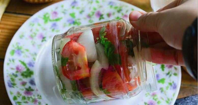 Салат из помидоров с луком и растительным маслом на зиму