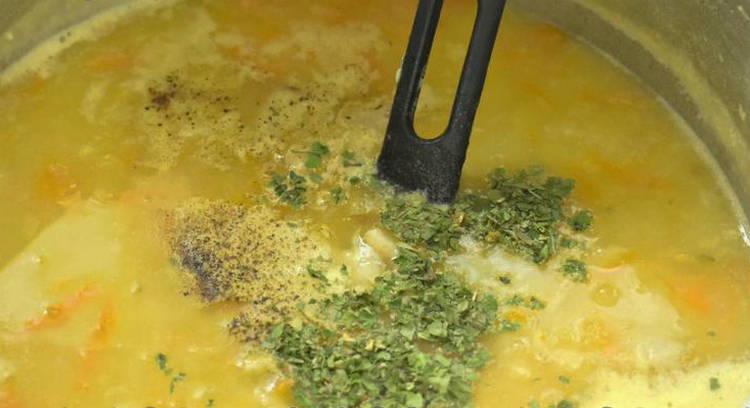 Классический гороховый суп с копченостями, ребрышками и картошкой в кастрюле