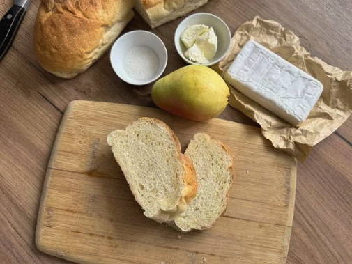 Брускетта с грушей и сыром