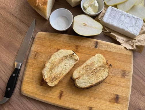 Брускетта с грушей и сыром