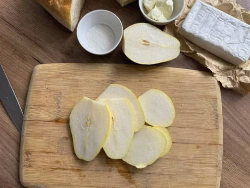 Брускетта с грушей и сыром