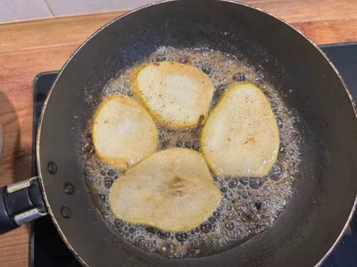 Брускетта с грушей и сыром