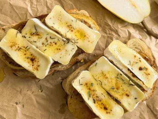 Брускетта с грушей и сыром