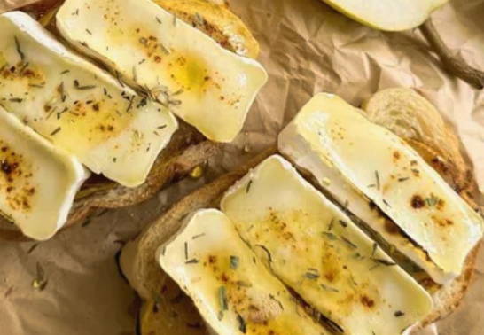 Брускетта с грушей и сыром