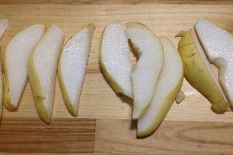 Салат с грушей и рукколой