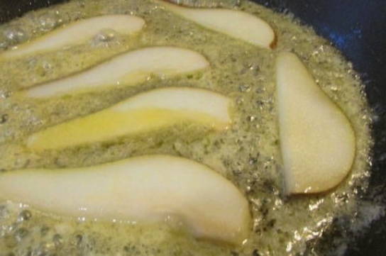 Салат с грушей и сыром