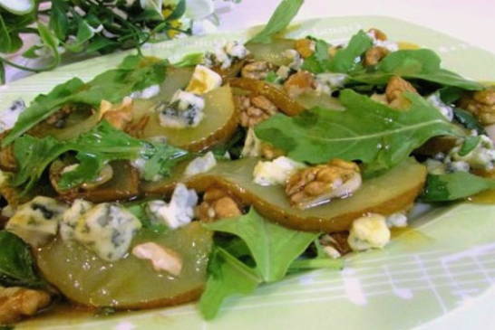 Салат с грушей и сыром