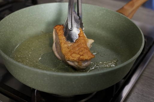 Салат с утиной грудкой и грушей Салат с утиной грудкой и грушей