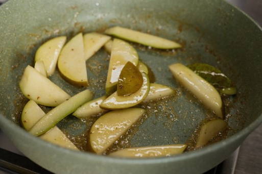 Салат с утиной грудкой и грушей Салат с утиной грудкой и грушей