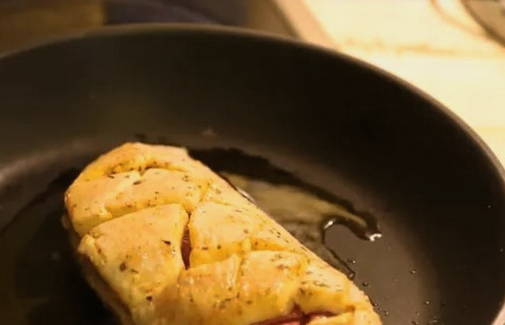 Салат с утиной грудкой, грушей, рукколой и сыром