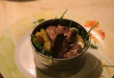 Салат с утиной грудкой, грушей, рукколой и сыром