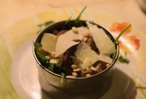 Салат с утиной грудкой, грушей, рукколой и сыром