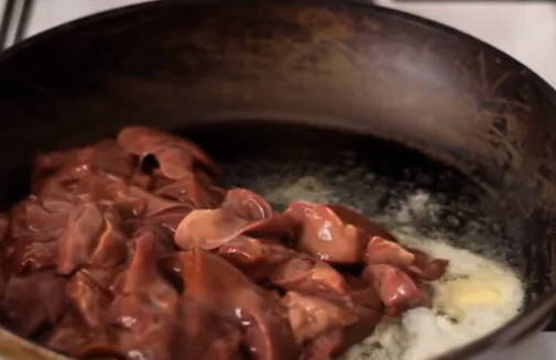 Теплый салат с куриной печенью и грушей