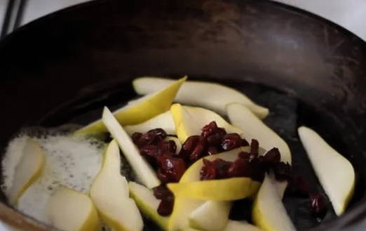 Теплый салат с куриной печенью и грушей