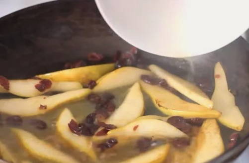 Теплый салат с куриной печенью и грушей