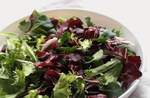 Теплый салат с куриной печенью и грушей