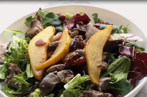 Теплый салат с куриной печенью и грушей
