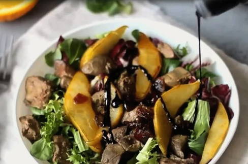 Теплый салат с куриной печенью и грушей
