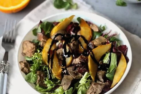Теплый салат с куриной печенью и грушей