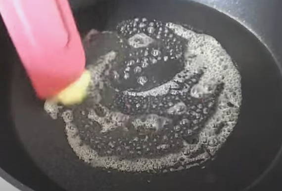 Брускетта с грушей и камамбером