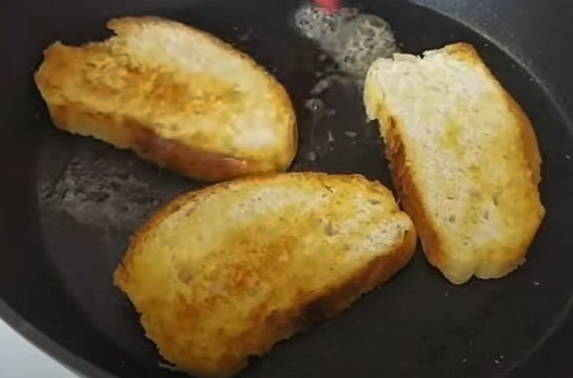 Брускетта с грушей и камамбером